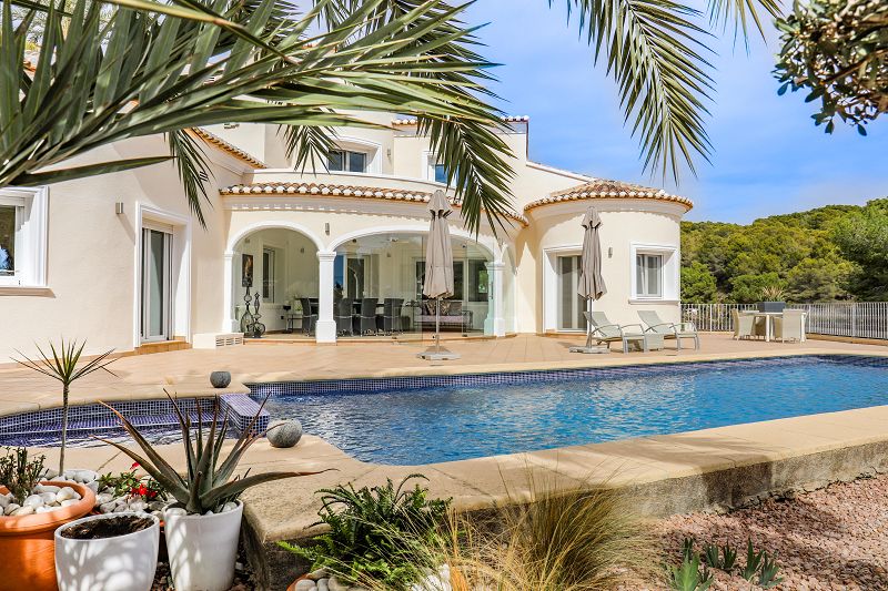 Mediterrane Villa in bester Lage, 1,2 km vom Meer entfernt, Privatsphäre und grüne Umgebung