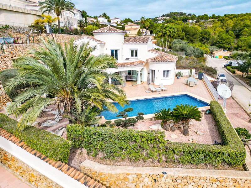 Villa Méditerranéenne située à 1,2 km de la mer, intimité et environnement verdoyant - Max Villas
