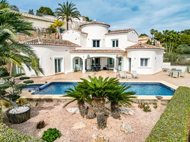Villa Mediterránea en una ubicación super, a 1.2 km del mar, privacidad y entorno verde - Max Villas