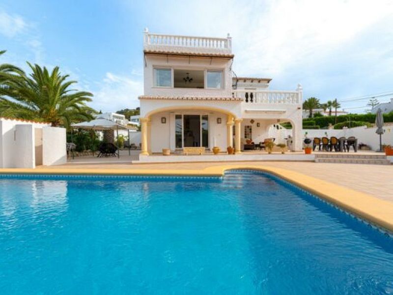 Volledig gerenoveerde villa met zeezicht in Moraira - Max Villas