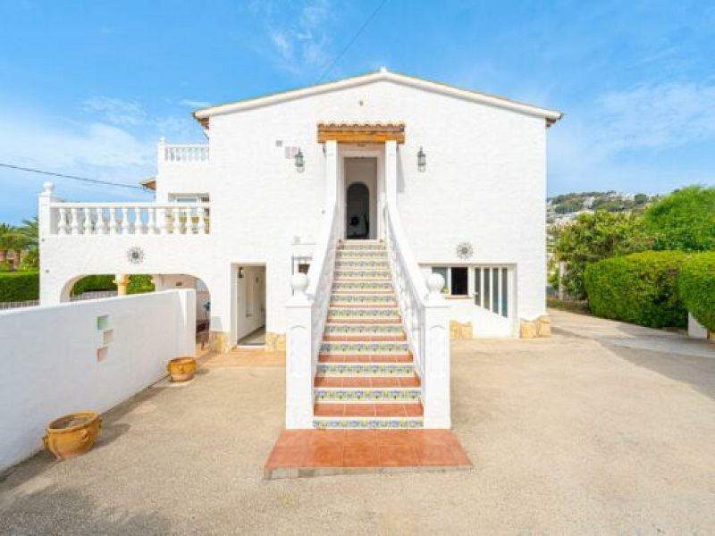 Volledig gerenoveerde villa met zeezicht in Moraira