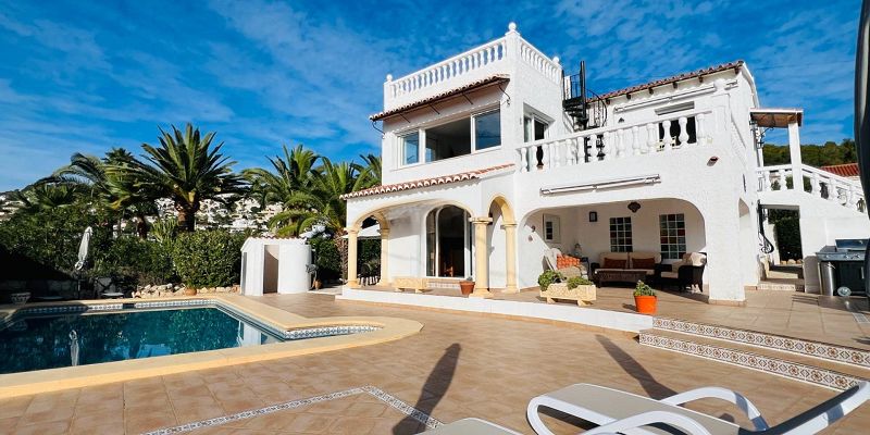Volledig gerenoveerde villa met zeezicht in Moraira