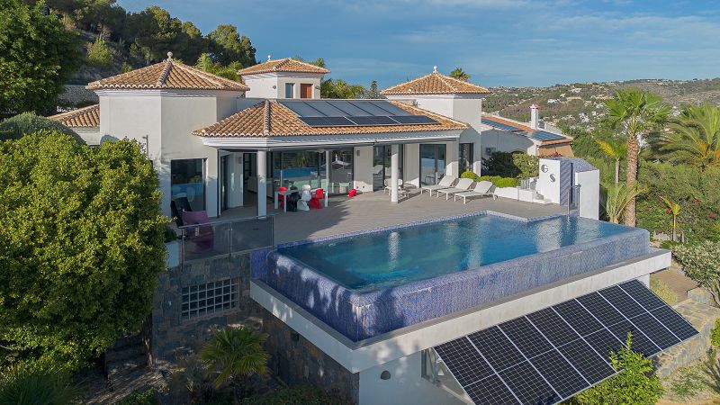 Panoramisch zeezicht en op de rots van Calpe