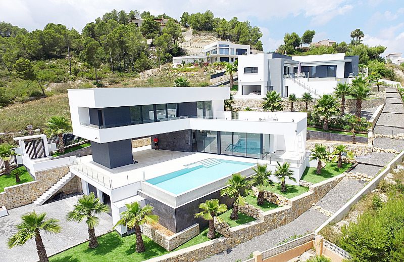 Luxurious new build villa with sea view